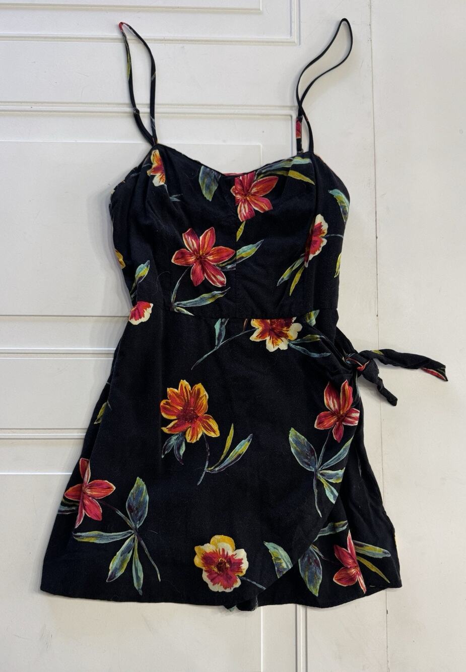 Kimchi Blue Womens Sz 6 Black Floral Mini Dress Romper Spaghetti Strap Tie Waist